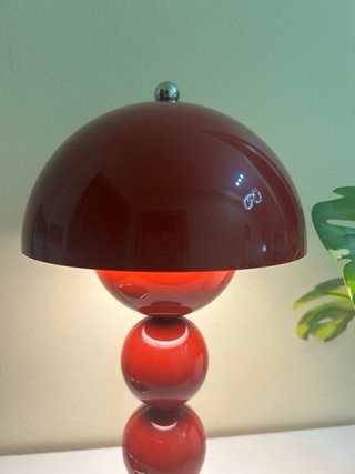 Lampada di design rossa