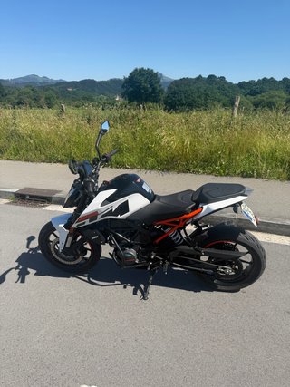 KTM Duke 125 ABS 2023 Blanca y Naranja