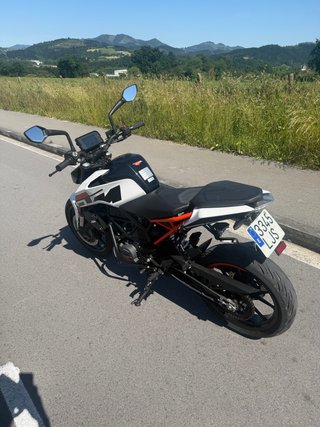 KTM Duke 125 ABS 2023 Blanca y Naranja