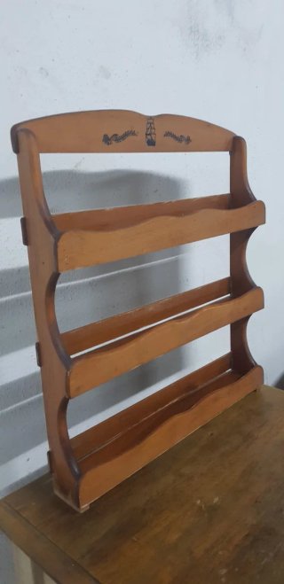 Estantería de madera decorada