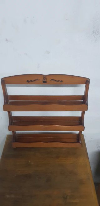 Estantería de madera decorada