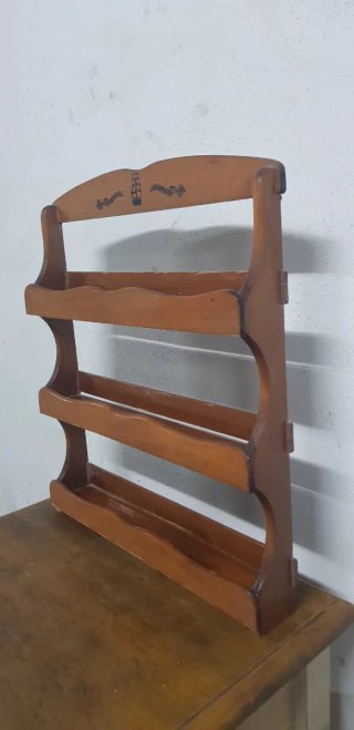 Estantería de madera decorada