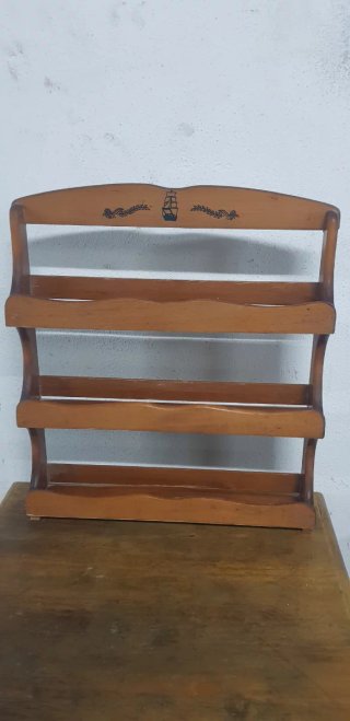 Estantería de madera decorada