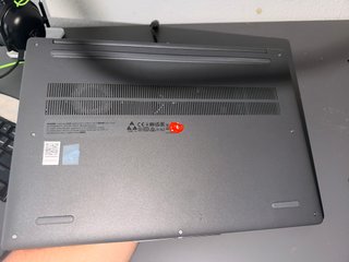 Ordenador portátil gris con su caja y garantía