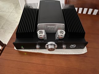 Amplificador Integrado Magnat RV4 Negro/Plata