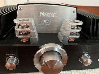 Amplificador Integrado Magnat RV4 Negro/Plata