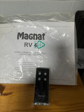 Amplificador Integrado Magnat RV4 Negro/Plata