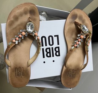 Sandalias planas de dedo