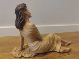 Figura L. Fernández mujer con rosa
