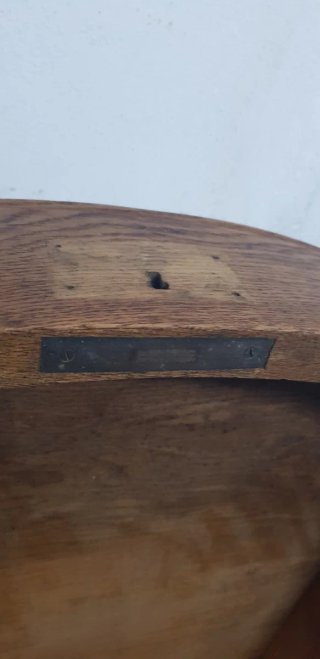 Mueble estantería de madera con arco