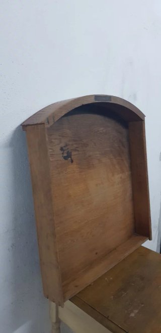 Mueble estantería de madera con arco