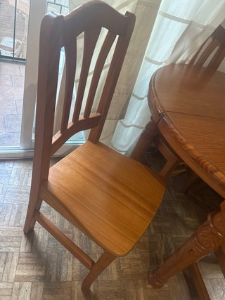 Mesa redonda de madera con 4 sillas