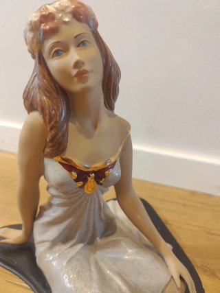 Figura mujer con detalles dorados