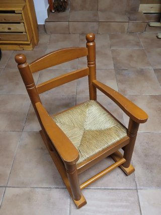 Mecedora infantil de madera y ratán