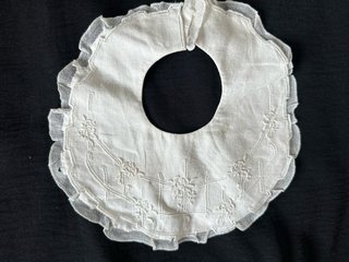 Babero antiguo bordado a mano