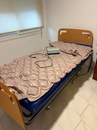 Cama articulada con colchón anti-escaras
