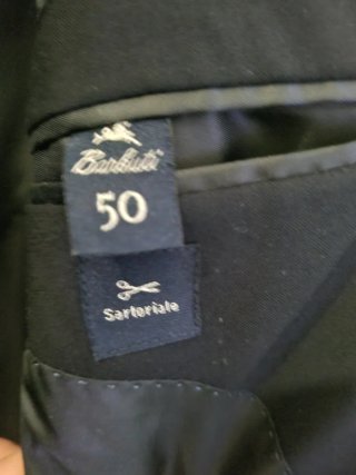 Completo elegante uomo nero