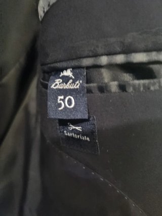 Completo elegante uomo nero