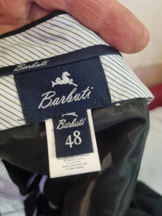 Completo elegante uomo nero
