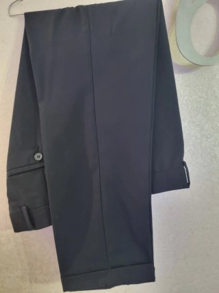 Completo elegante uomo nero