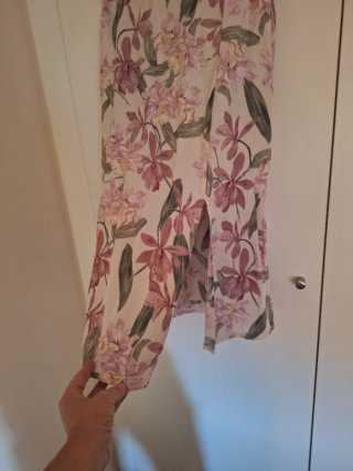 Falda midi floral Stradivarius