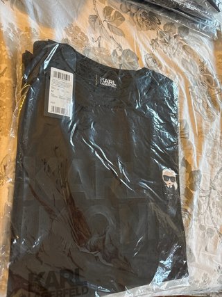 Camiseta Karl Lagerfeld Negra Talla M sin estrenar