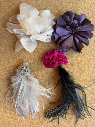 Adornos de plumas y flores