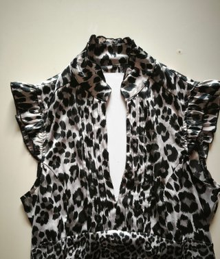 Top leopardo con lazo y volantes