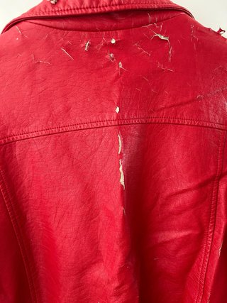 Chaqueta de cuero roja recibida