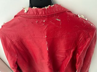 Chaqueta de cuero roja recibida