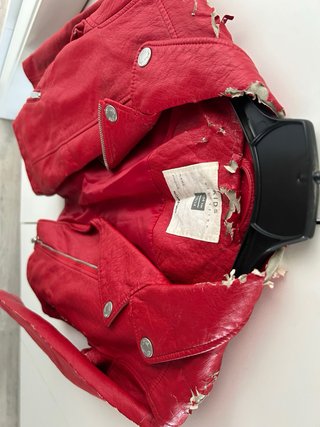 Chaqueta de cuero roja recibida