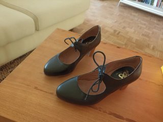 Zapato piel negra tacón madera