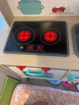 Cocina de juguete de madera en buen estado .