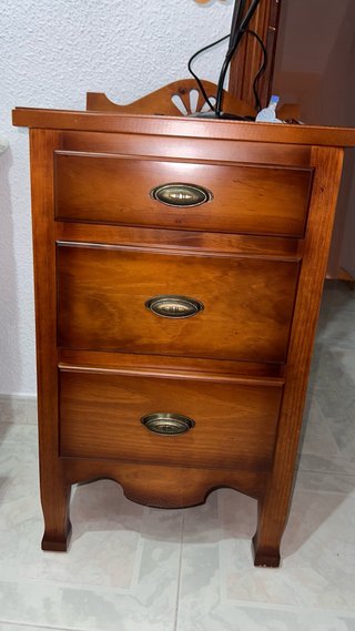 Armario de madera, cómoda y mesita de noche