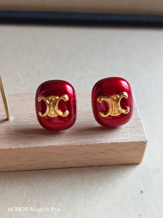 Pendientes rojos con detalle dorado