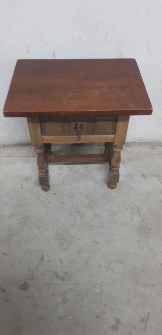 Mesita de noche rústica de madera