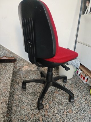 Silla de oficina roja y negra