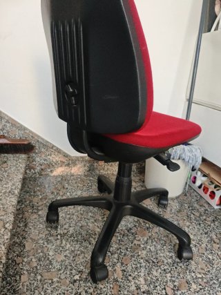 Silla de oficina roja y negra