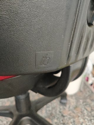 Silla de oficina roja y negra