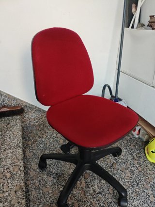 Silla de oficina roja y negra