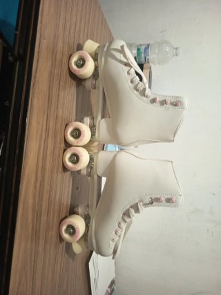 Patines blancos con detalles rosas