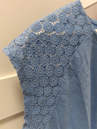Blusa azul con detalles de encaje