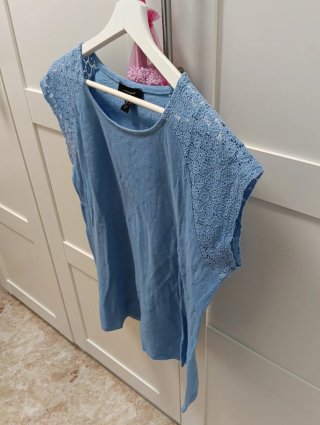 Blusa azul con detalles de encaje