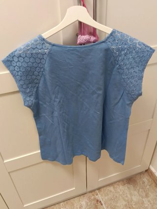 Blusa azul con detalles de encaje