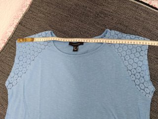 Blusa azul con detalles de encaje