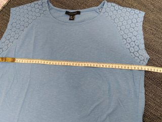 Blusa azul con detalles de encaje