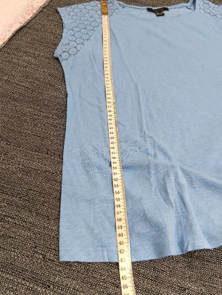 Blusa azul con detalles de encaje