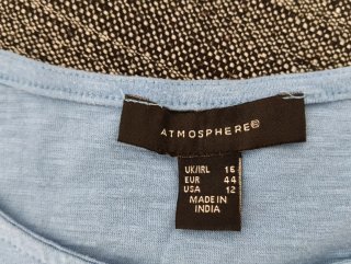 Blusa azul con detalles de encaje