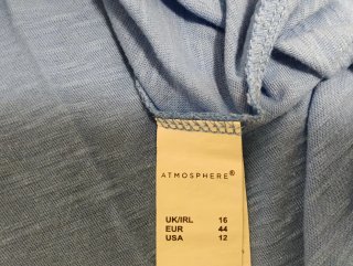 Blusa azul con detalles de encaje