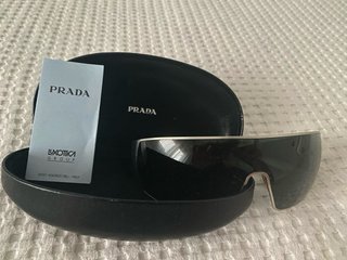 Gafas de sol negras y plateadas
